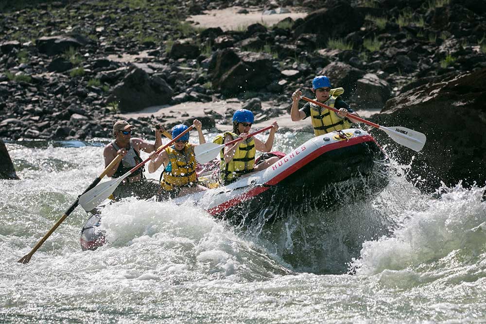 Salmon-River-Canyons-rafting-in-the-rapids